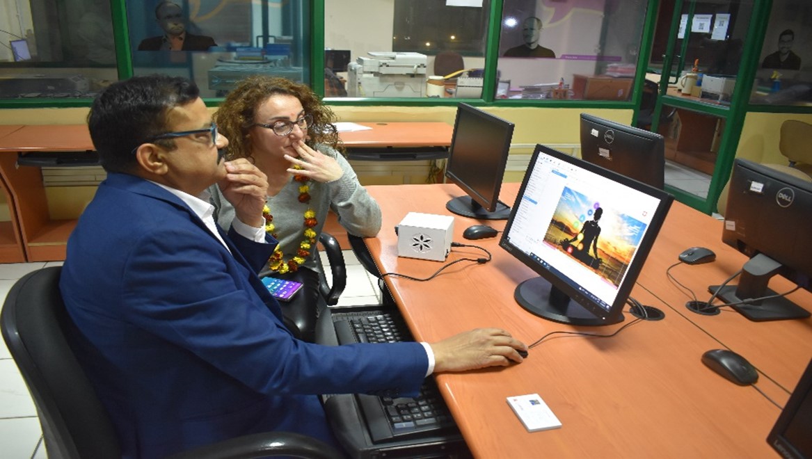 Dr. Prabhat Pankaj demonstrating Electro-Photonic Imaging at the Happiness Laboratory